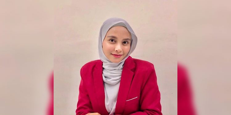 “Mira Filzah? Merepeklah!” – Izzah Segan Disamakan Dengan Bintang Popular