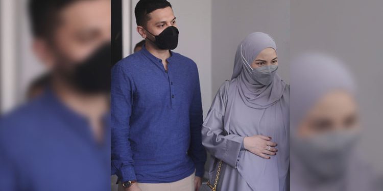 “Dah Berapa Bulan Tu?” – Aksi Neelofa Pegang Perut Jadi Tanda Tanya