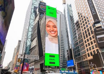 “Semalaman Saya Menangis” – Layla Sania Artis Kedua Hiasi Billboard Times Square