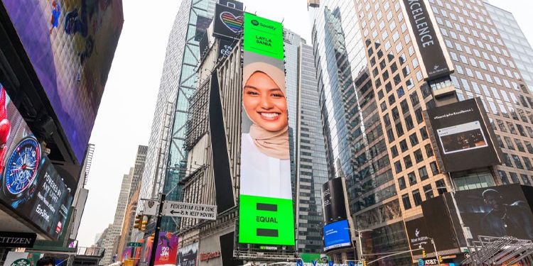 “Semalaman Saya Menangis” – Layla Sania Artis Kedua Hiasi Billboard Times Square