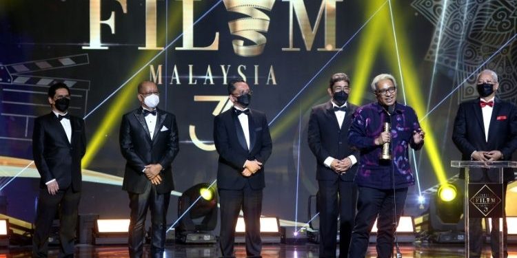 Rangkul Trofi Filem Terbaik FFM31, Naskhah Roh Bawa Pulang Lima Anugerah Lain