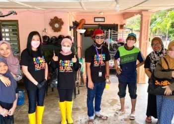 “Mereka Menangis Lihat Kami” – Penyampai Suria FM Kerah Kudrat Bantu Mangsa Banjir