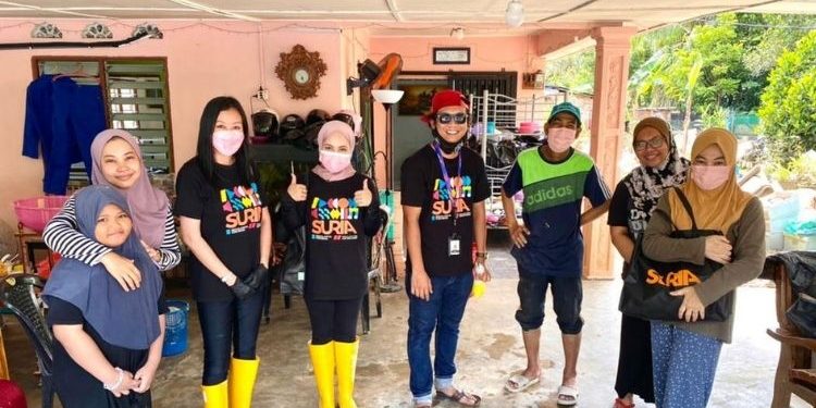 “Mereka Menangis Lihat Kami” – Penyampai Suria FM Kerah Kudrat Bantu Mangsa Banjir